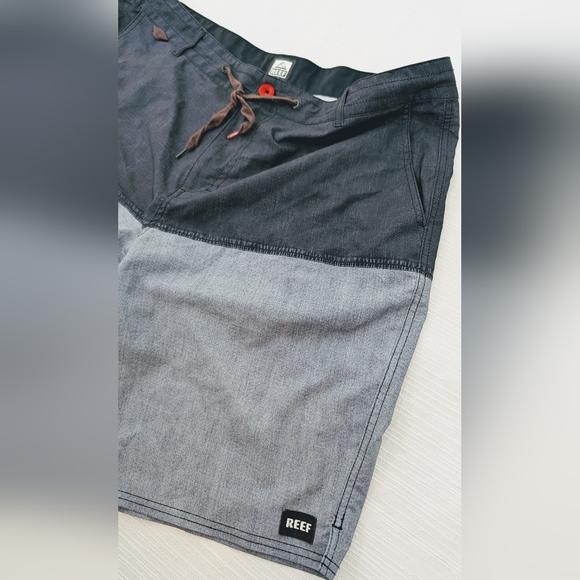 Reef Men's/ Hommes Black and Gray Board Shorts Size 36 - Picture 6 of 9